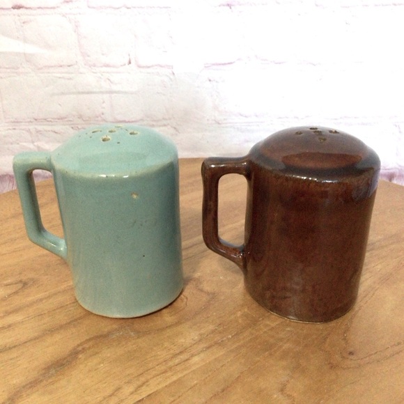 Vintage Red Wing Provincial Oomph Handled Salt and Pepper Shaker Pair - Picture 3 of 6